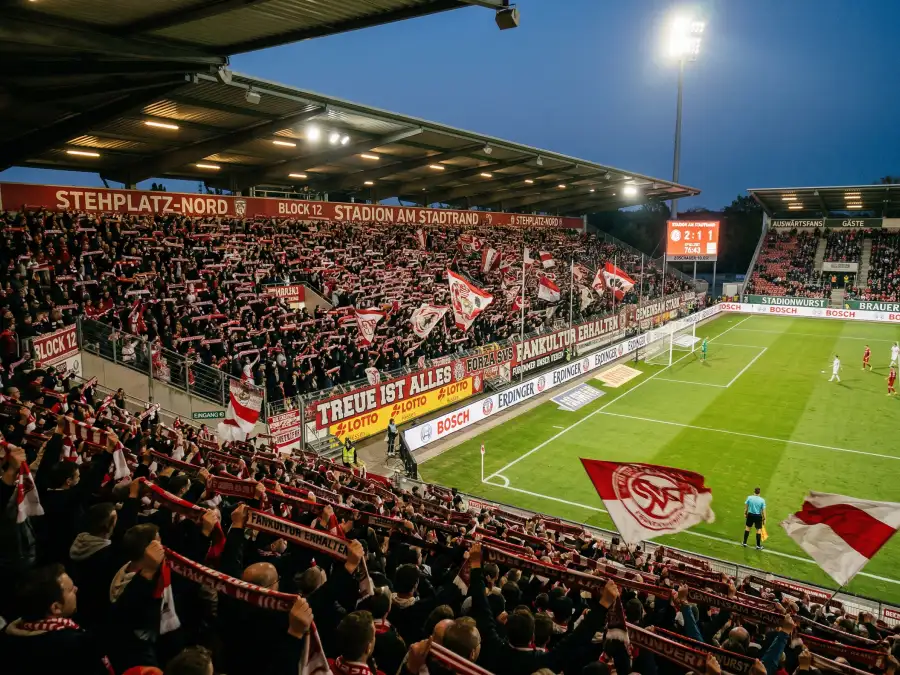 Stadionatmosphäre bei einem Zweitliga-Spiel mit vollen Rängen